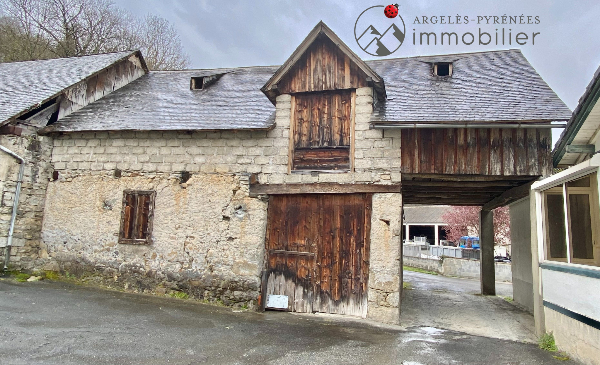 Grange de village à rénover entierrement avec 3650 m2 de ter