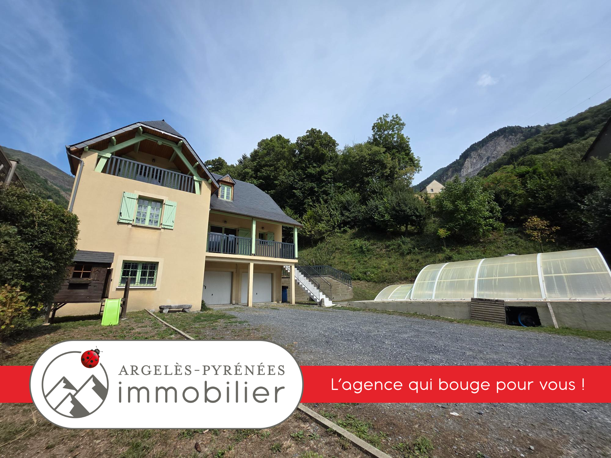 Maison familiale avec piscine couverte, grand terrain clos e